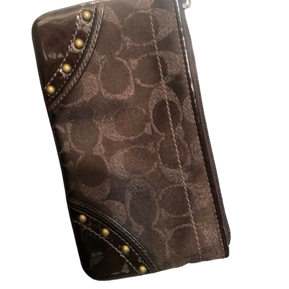 Coach dark brown / hint of Maroon monogram canvas patant leather wristlet - Picture 1 of 8